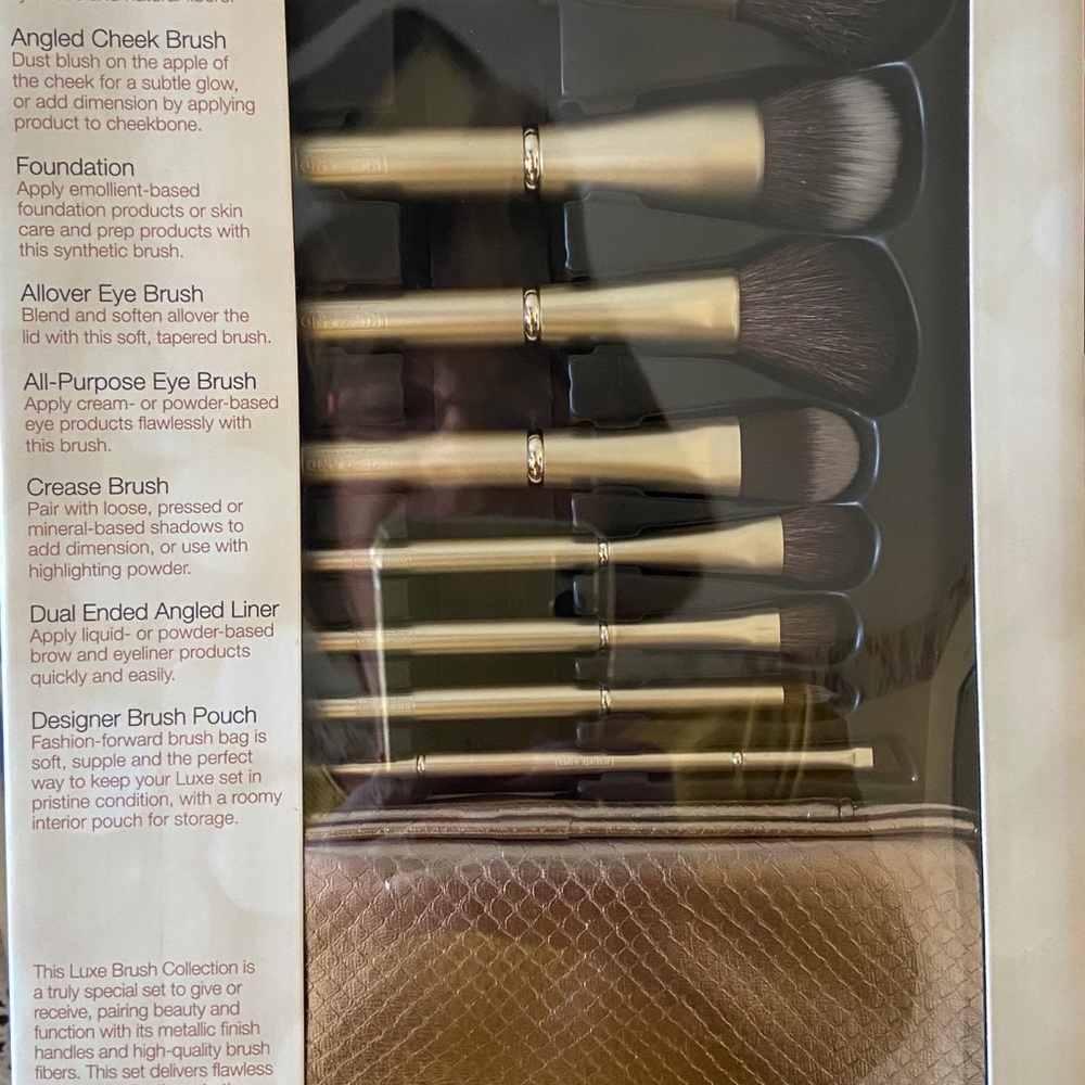 Women’s make up brushes and tools